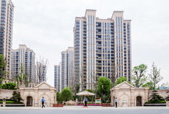 外地户籍在上海买房政策有哪些?如果买了房，可以把户口迁入上海吗?